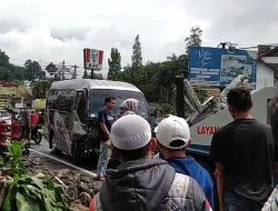 Diduga Alami Rem Blong, Mobil Elf Tabrak 3 Kendaraan dan Tembok di Puncak