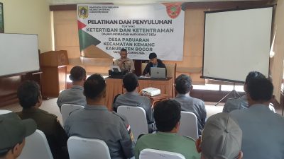 Tingkatkan Pengawasan, Plt Kasi Trantib Berikan Pembekalan Kepada Linmas Desa Pabuaran Kemang 