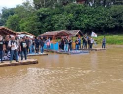 Pakai Rakit, Ratusan Warga Cigombong Unjuk Rasa Diatas Danau Lido