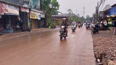 Gegara Truk Galian Tanah Milik PT SGMP Jalan Raya Cikeas-Bojong Nangka Kotor dan Licin, Warga: Takut Bahayakan Pengguna Jalan