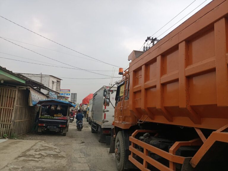 Banyak Jalan Rusak dan Truk Parkir di Bahu Jalan Gunung Sindur, Warga Sebut Gagalnya Penerapan Perbup 56 Tahun 2023