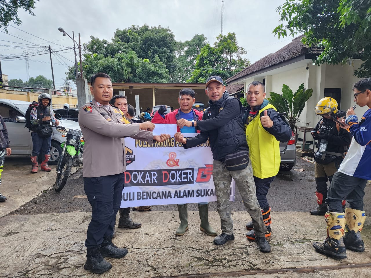 Peduli Bencana Sukabumi, Polsek Parung Bareng Komunitas Motor Trail Dokar Doker Kirim Ratusan Paket Sembako