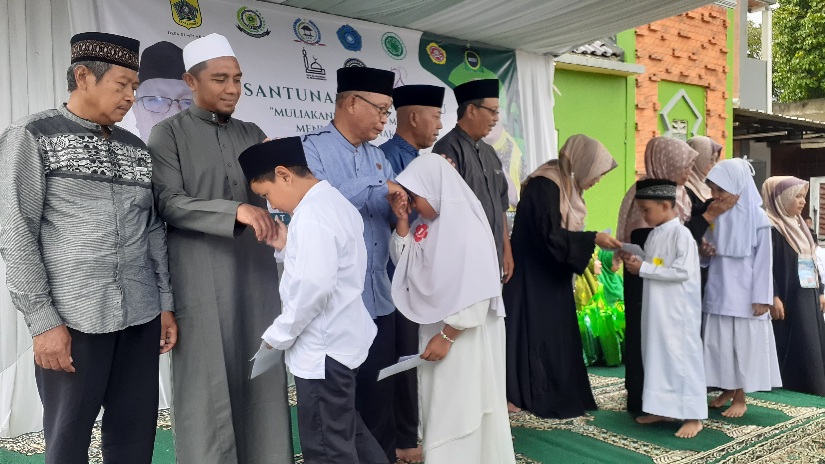 Jadi Agenda Rutin, Pemdes Semplak Barat Santuni 139 Anak Yatim