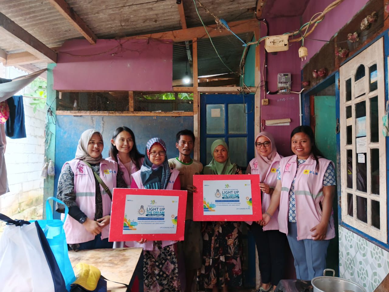 Lewat Program “Light Up The Dream”, Srikandi PLN Gunung Putri Hadirkan Listrik Keluarga Kurang Mampu