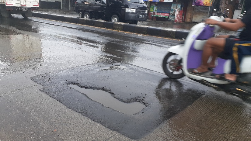 Jelang Libur Panjang Nataru, Jalan Raya Kemang-Parung Dipenuhi Lubang Menganga