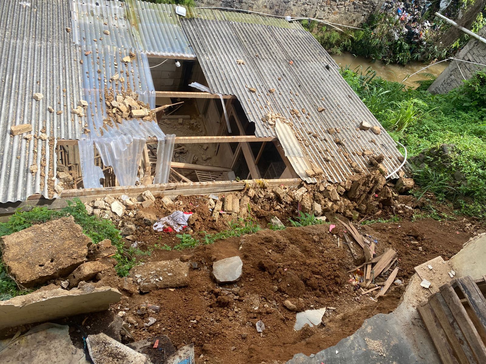 Imbas Hujan Deras, Satu Rumah Warga di Caringin Tergerus Longsor