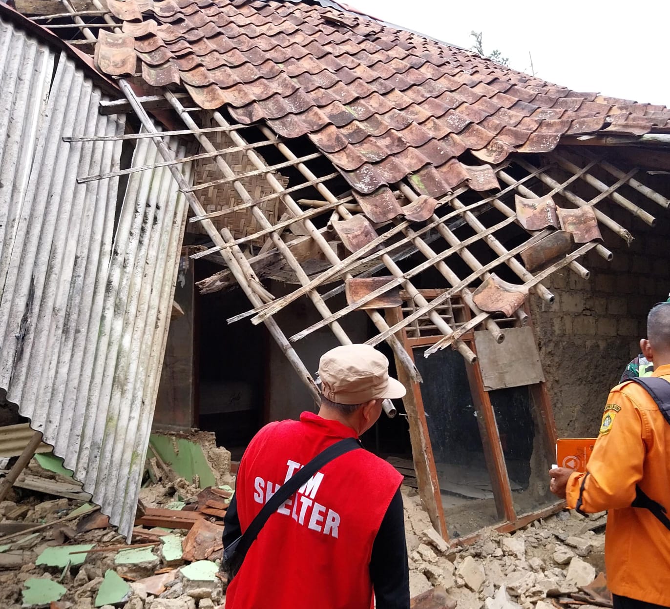 Disapu Angin Kencang, 1 Unit Rumah di Babakan Madang Ambruk