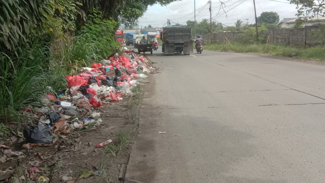 Sering Dilintasi Pejabat, Warga Heran Sampah di Jalan Parung-Serpong Dibiarkan Menumpuk
