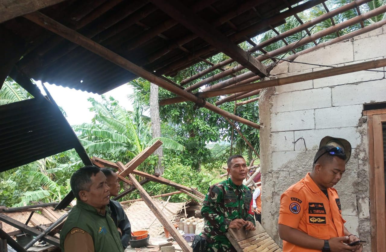 3 Rumah Rusak Dihantam Angin Kencang di Sukamakmur, 1 Orang Terluka