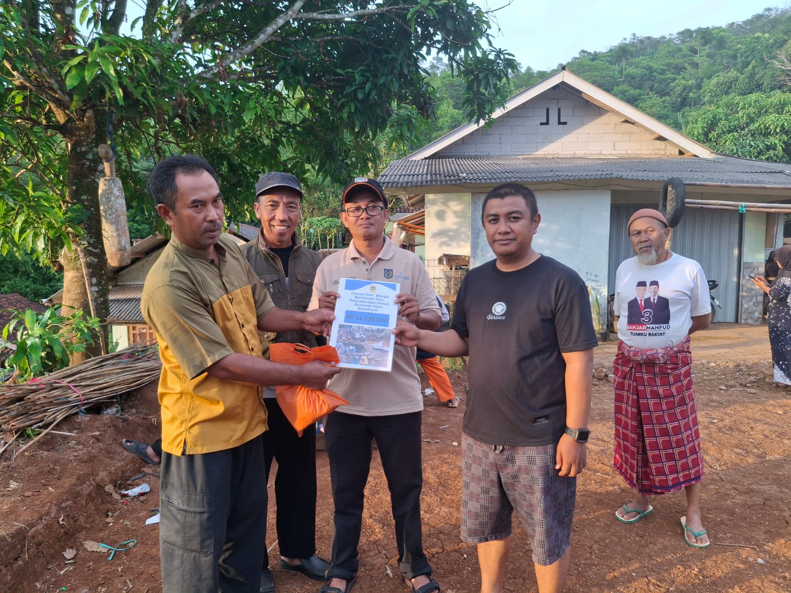 Kades Bantarsari Terjun Langsung Berikan Bantuan ke Lokasi Bencana di Sukabumi