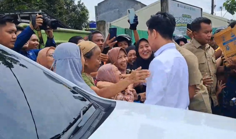 Ratusan Emak-emak Desa Jampang Sumringah Dikunjungi Wapres Gibran Rakabuming