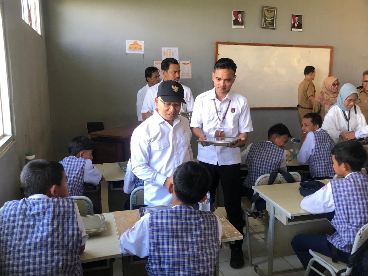 Tinjau Program Makan Bergizi Gratis di SMP 2 Babakan Madang, Wamendikdasmen Klaim Tidak Akan Ada Lagi Siswa yang Pingsan