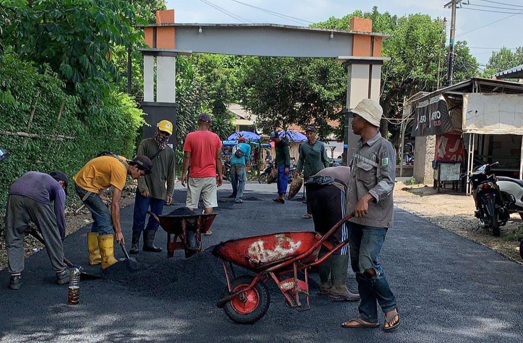 Pemdes Mampir Hotmix Jalan Perkampungan dan Perumahan, Warga Ngaku Sumringah
