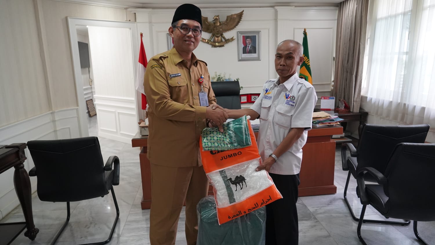 Pemkab Bogor Hadiahi Umroh Guru SLB Mekarsari 1 Cibinong, Sekda Ajat: Berdedikasi dan Menginspirasi