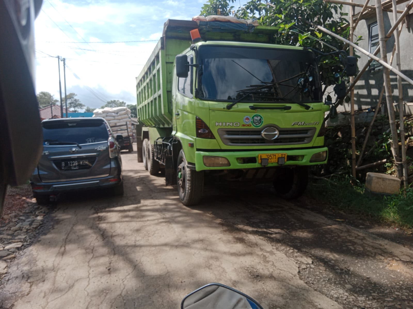 Khawatir Membahayakan, Warga Cariu Keluhkan Lalu-Lalang Truk Pengangkut Material Bendungan Cijurey di Jalan Kabupaten