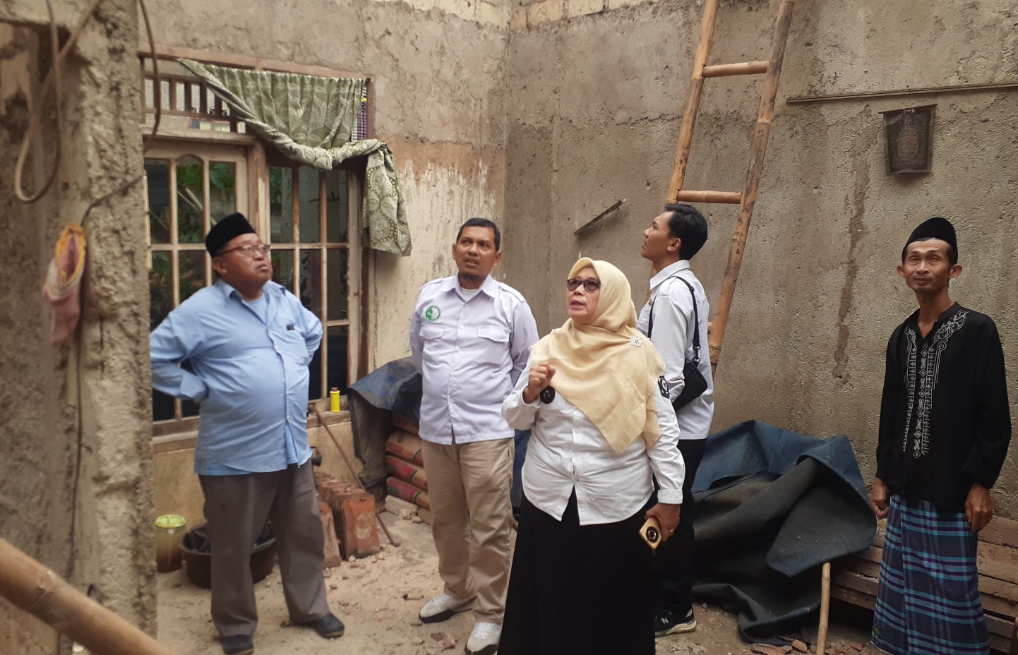 Kades Pabuaran Kemang Bantu Rumah Warganya yang Roboh Pakai Uang Pribadi