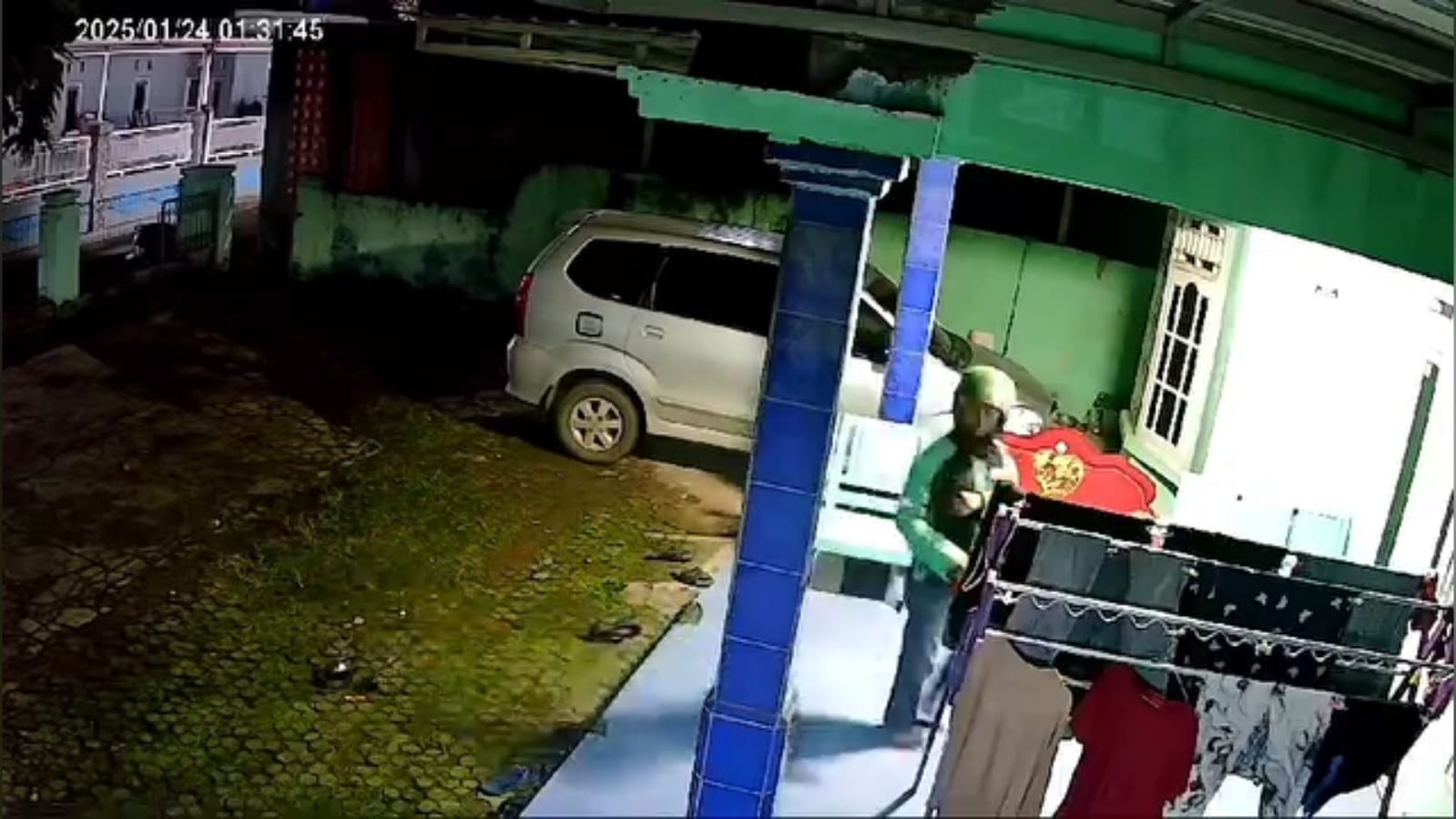 Pria Berjaket Ojol Curi Celana Dalam di Cileungsi, Aksinya Terekam CCTV