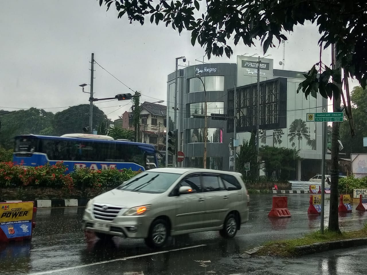 Situasi di Puncak Licin dan Berkabut Pasca Hujan Deras, Polisi Minta Wisatawan Waspada