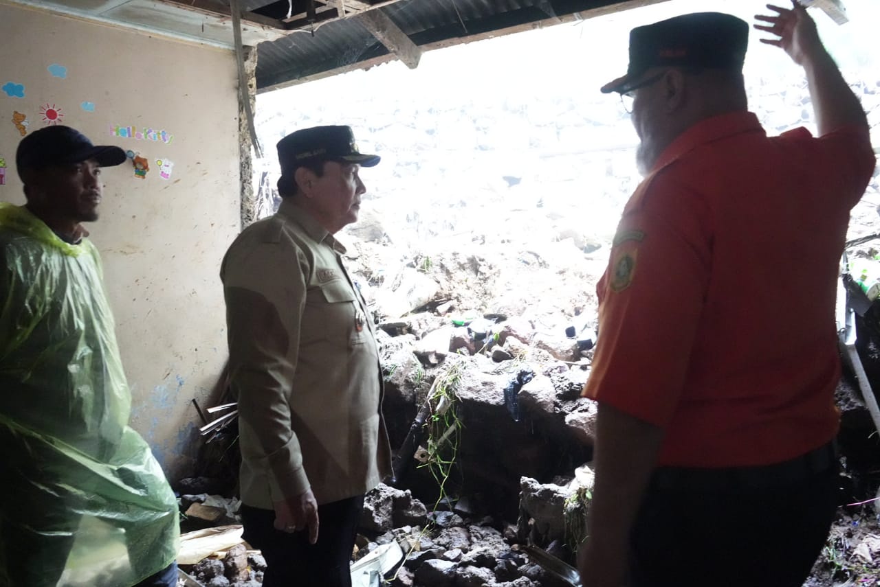 Sambil Serahkan Bantuan, Pj Bupati Bogor Tinjau Langsung Lokasi Bencana Tugu Selatan