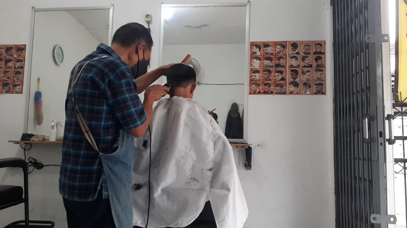 Besok Masuk Sekolah, Jasa Potong Rambut di Kota Bogor Diserbu Pelajar