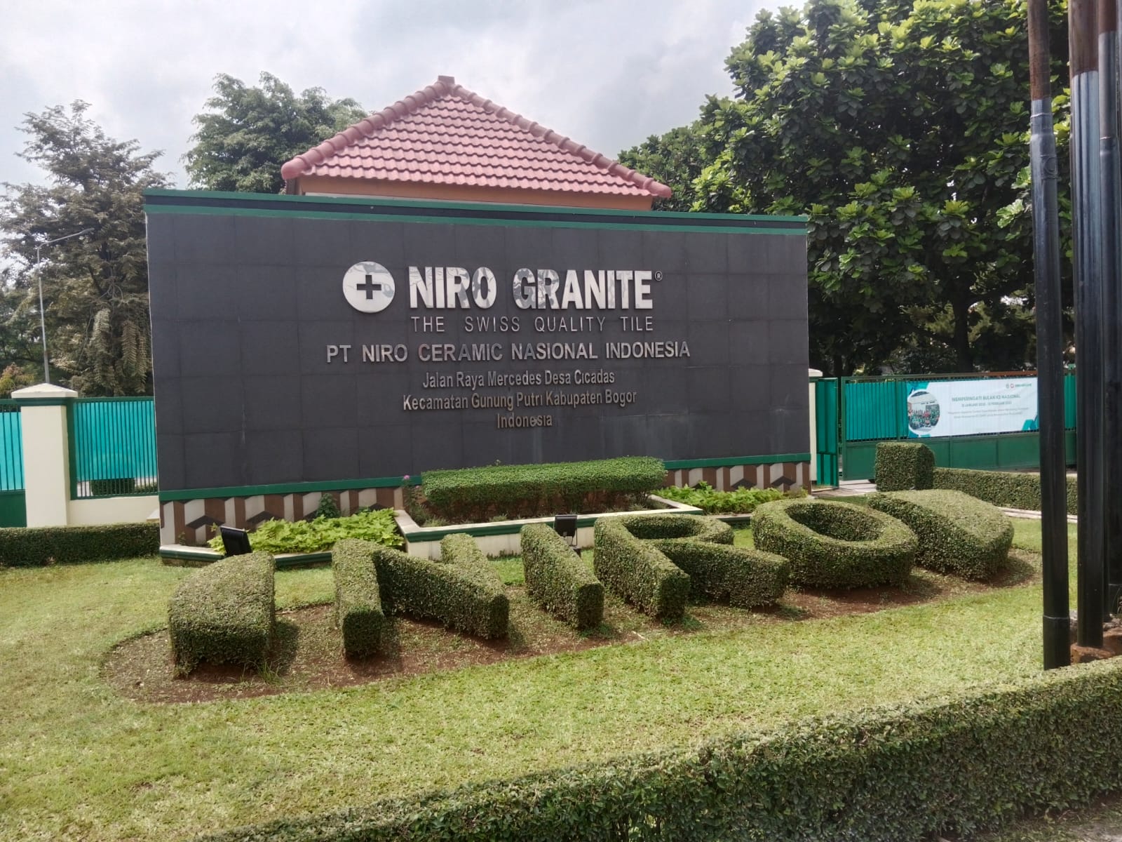 Warga Desa Cicadas Keluhkan Bahan Baku Milik PT Niro Granite yang Berceceran di Jalan