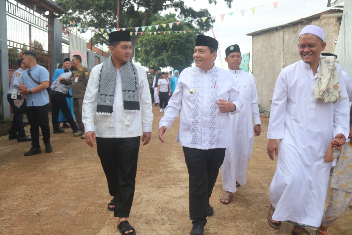 Pj Bupati Bogor Salurkan Bantuan Kepada Anak Yatim Piatu di Ponpes Tahfidz Al-Quran Parung