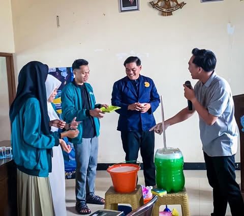 Mahasiswa KKM STAI Sirojul Falah Gelar Pelatihan Pembuatan Sabun Cuci Piring di Gunung Geulis