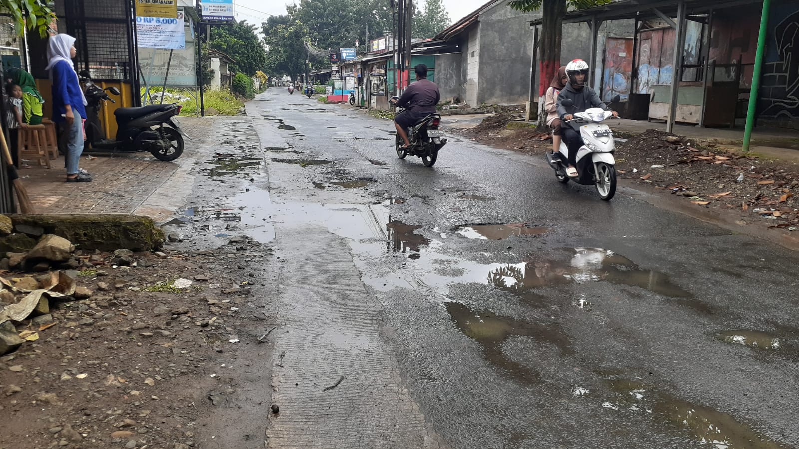 Kondisi Jalan Kemang Kiara-Rancabungur Rusak, Warga Berharap Dibetonisasi bukan Diaspal