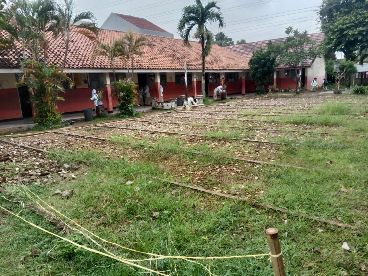 Halaman Sekolah Dipenuhi Rumput dan Bebatuan, Siswa SDN 3 Cikuda Bojong Nangka Tidak Pernah Upacara Selama 1 Tahun