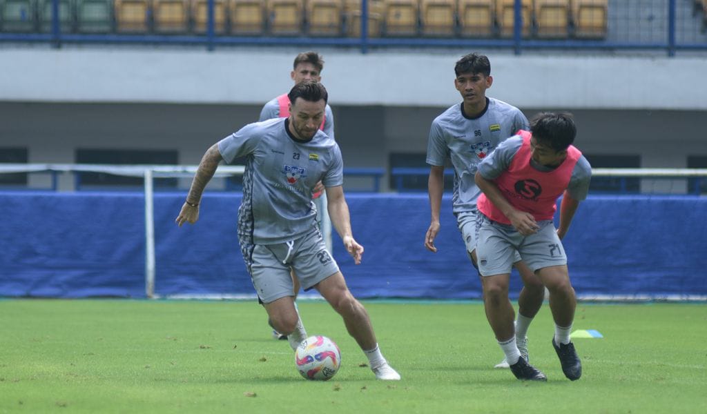 Pemain Jangan Terlalu Larut dalam Euforia, Del Pino: Persib Bandung Masih Punya 12 Laga Final