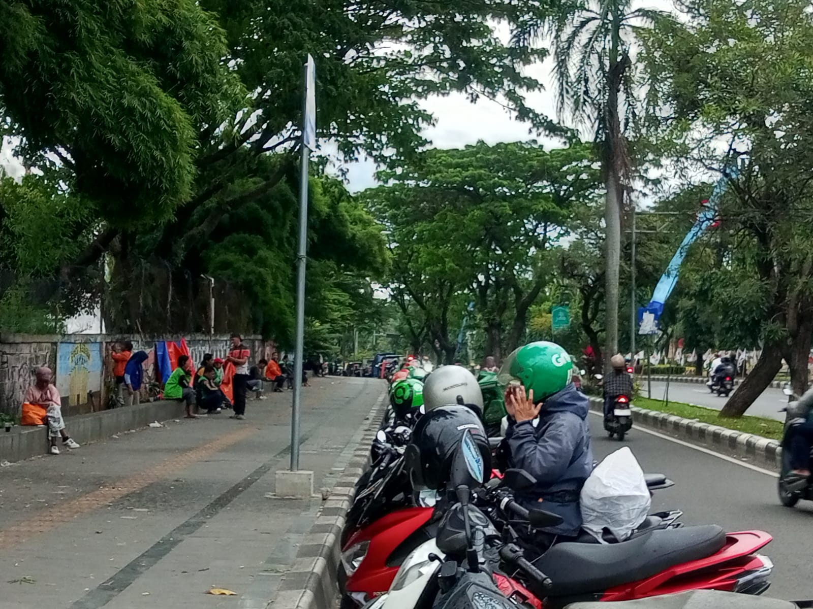 Driver di Cibinong Kritisi Aksi Demonstrasi Ribuan Ojol di Jakarta yang Tuntut THR