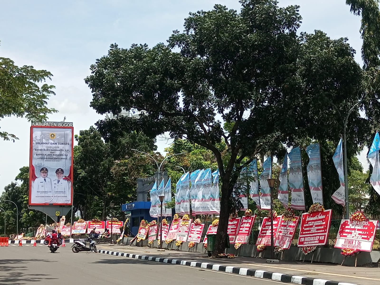 Rudy Susmanto dan Jaro Ade Resmi Dilantik jadi Bupati Bogor, Ratusan Karangan Bunga Berjejer di Sepanjang Jalan Tegar Beriman