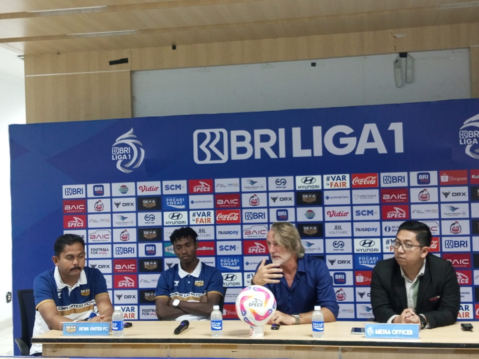 Juara Liga 1? Pelatih Dewa United: Kurang Realistis Bersaing dengan Persib Bandung