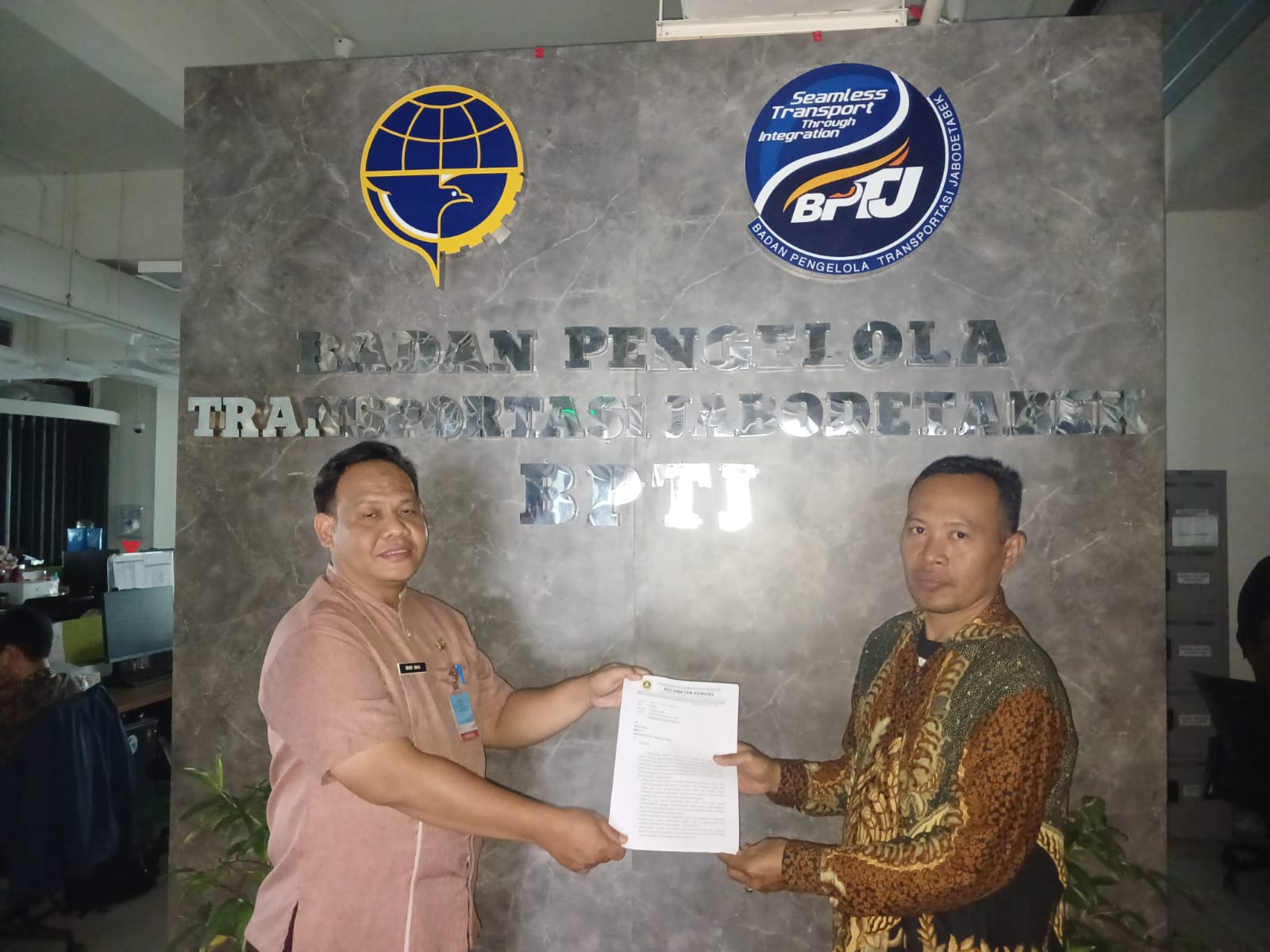 Tanggapi Keluhan Warga, Pemcam Kemang Serahkan Data PJU Mati di Jalan Raya Kemang-Parung ke BPTJ