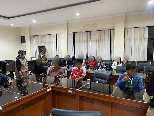 Razia di 3 Lokasi Ini, Satpol PP Kabupaten Bogor Jaring Pria Hidung Belang dan PSK, 291 Botol Miras Ikut Diamankan