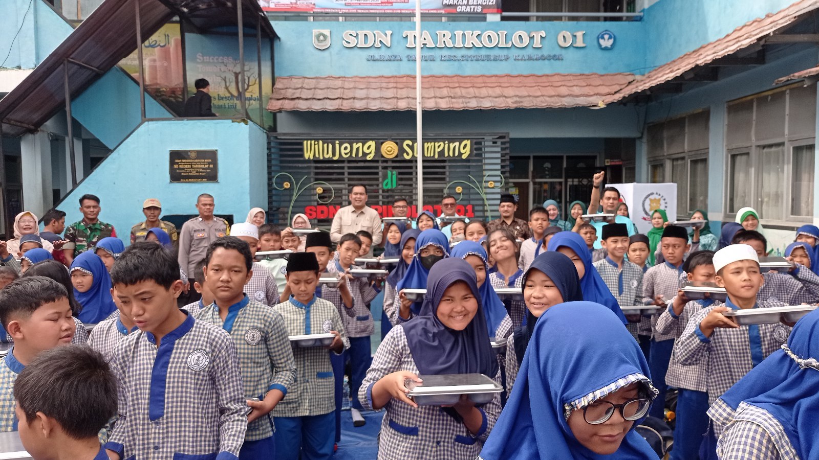 Dukung Program Presiden Prabowo, Yayasan Bhakti Bela Negara Bagikan MBG di SDN 1 Tarikolot