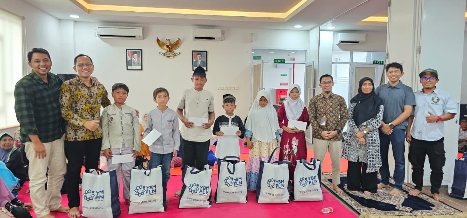 Sambut Bulan Suci Ramadhan, YBM PLN UP3 Gunung Putri Berikan Bantuan Sembako kepada Yatim dan Dhuafa