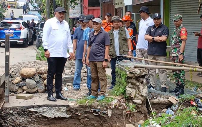 Bupati Rudy Susmanto Keluarkan Kocek Pribadi untuk Perbaikan Jembatan Ambruk di Citeureup