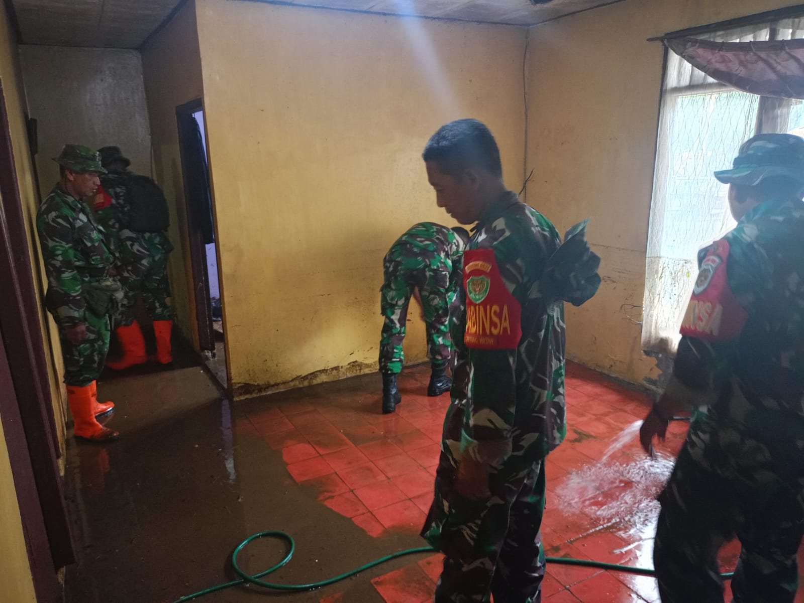 Anggota Koramil Kemang Sigap Bantu Warga Terdampak Banjir Bandang di Kecamatan Cisarua