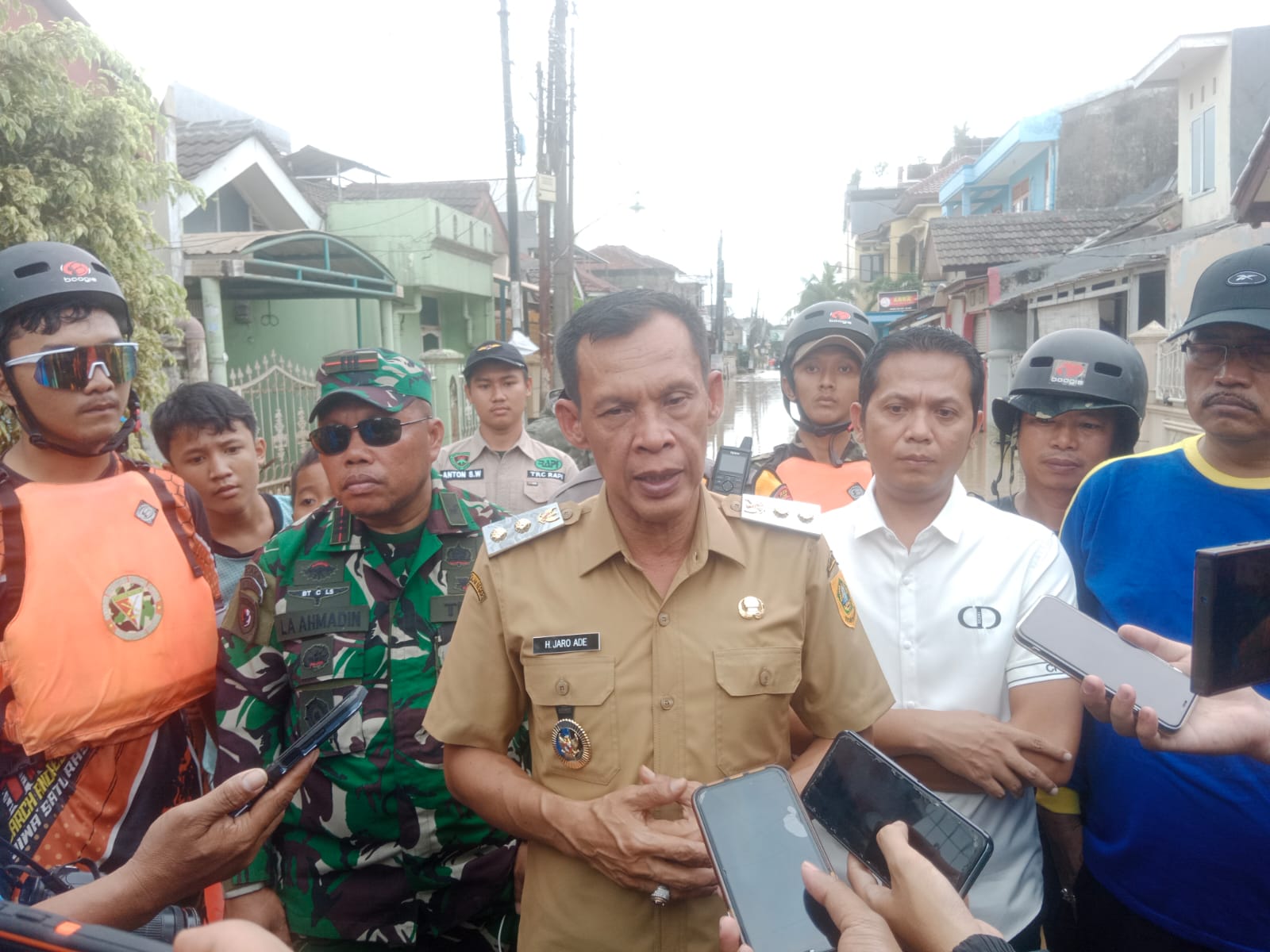 Wabup Jaro Ade Tinjau Lokasi Banjir di Villa Nusa Indah Gunung Putri