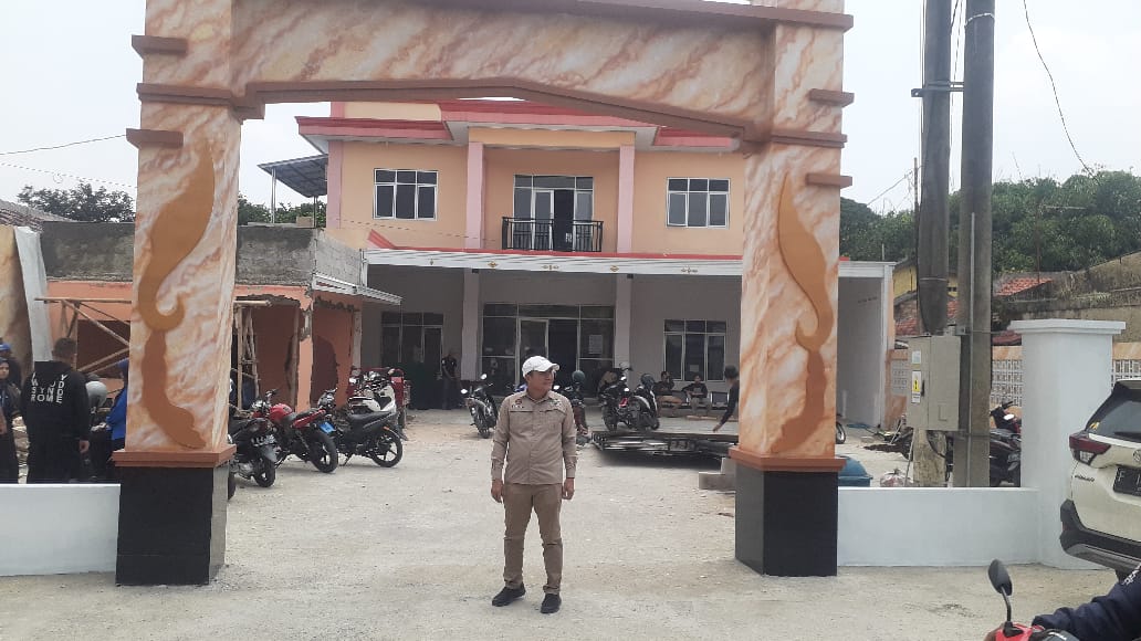 Tingkatkan Pelayanan Kepada Masyarakat, Kades Kemang Terus Percantik Kantor Desa