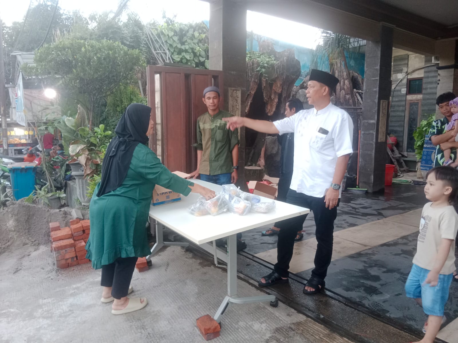 Selama Ramadhan, Sujud’s Bagikan Ratusan Takjil untuk Warga dan Pengguna Jalan di Cileungsi