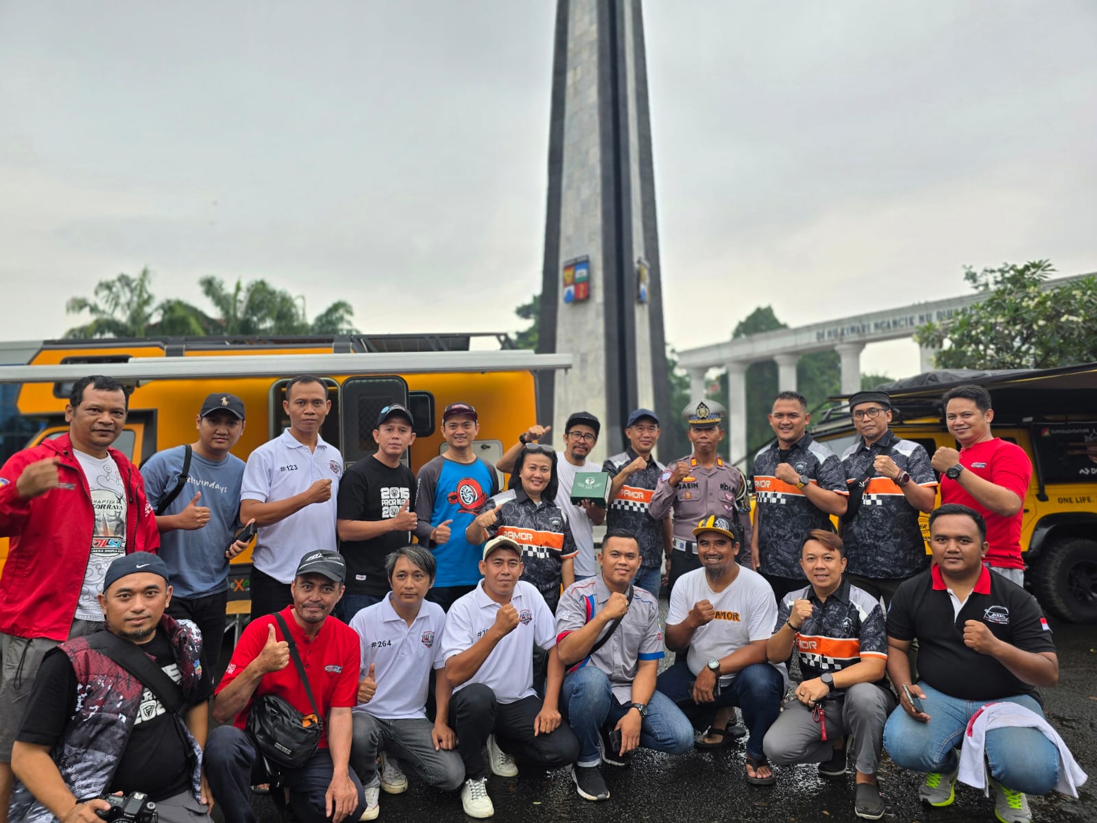 Paguyuban Mobil Bogor Sebar Ratusan Takjil di Tugu Kujang