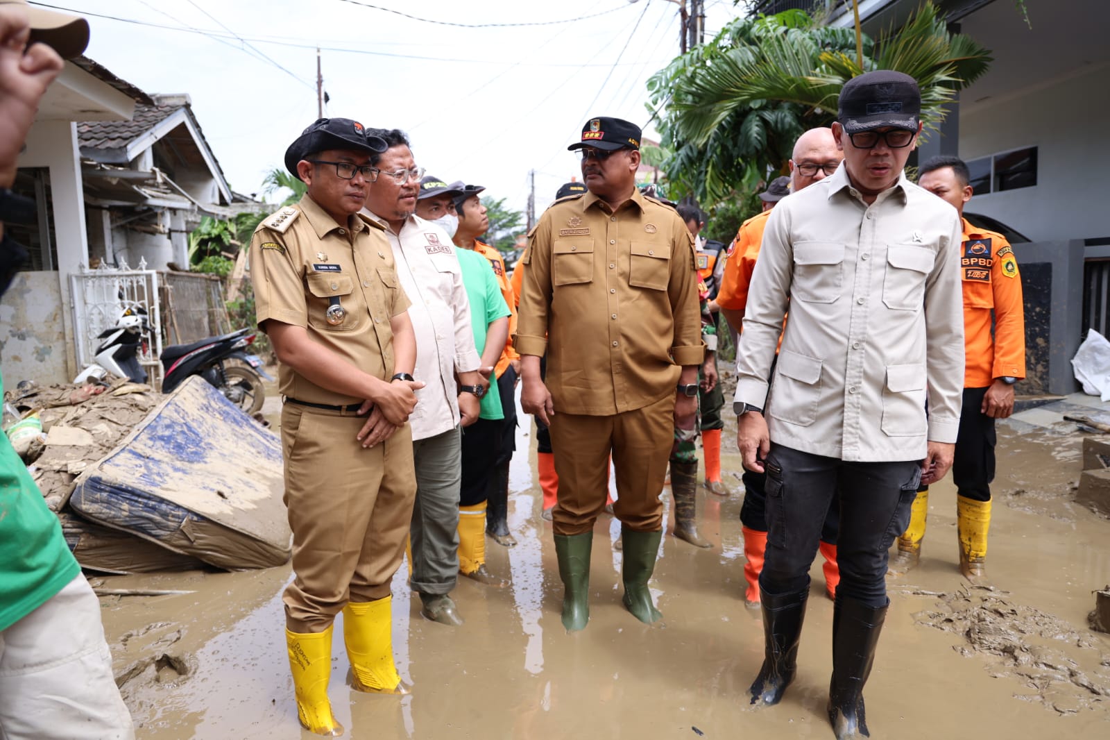 Usai Ditinjau Bupati Rudy Susmanto, Wamendagri Ikut Turun ke Bojong Kulur Pastikan Mitigasi Berjalan Baik