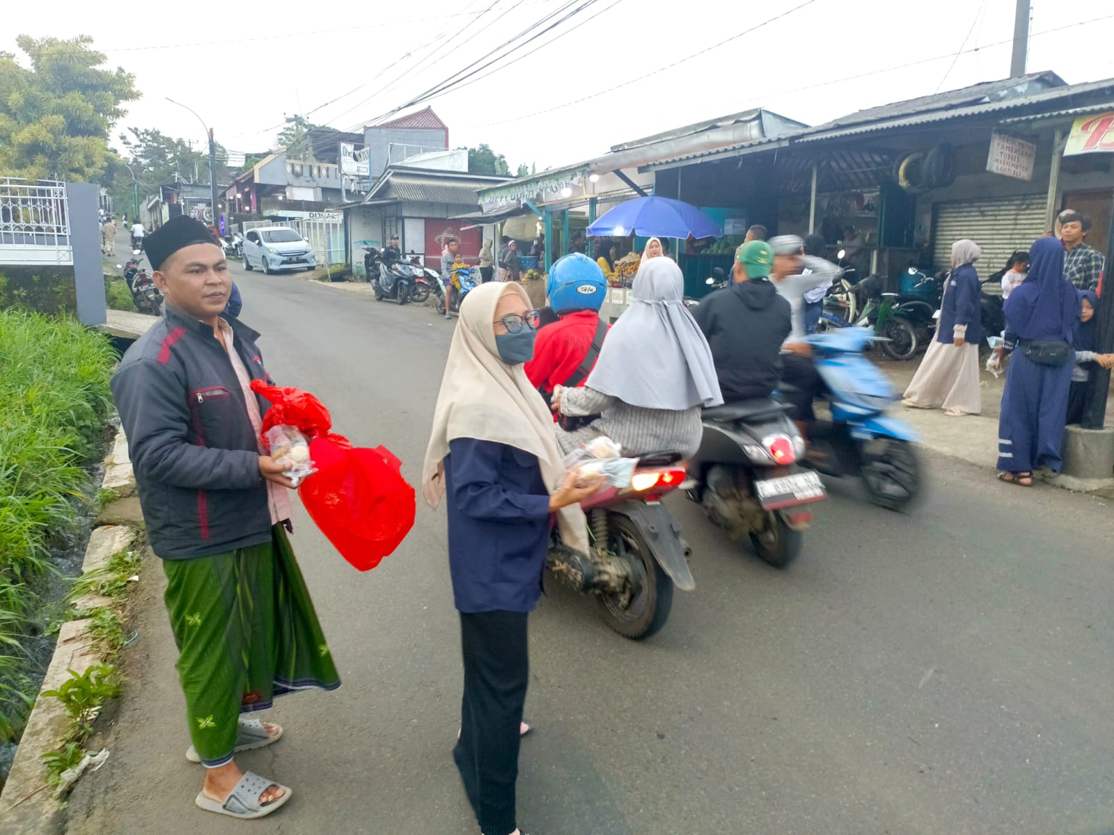 Ramadhan Berkah, Ikatan Alumni SMPN 1 Cijeruk Berbagi Takjil Gratis Kepada Pengendara