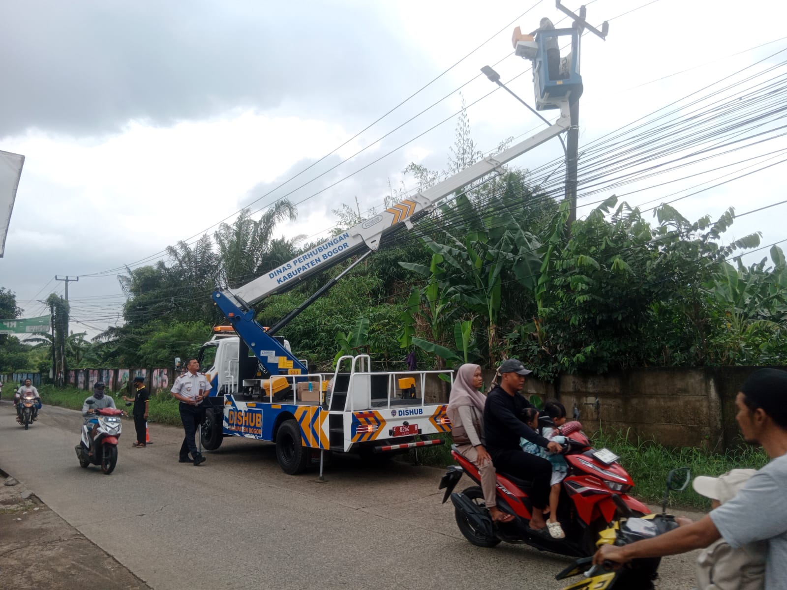 Gercep, UPT Dishub Wilayah 2 Cileungsi Perbaiki PJU Mati di Jalan Raya KH Umar Desa Dayeuh