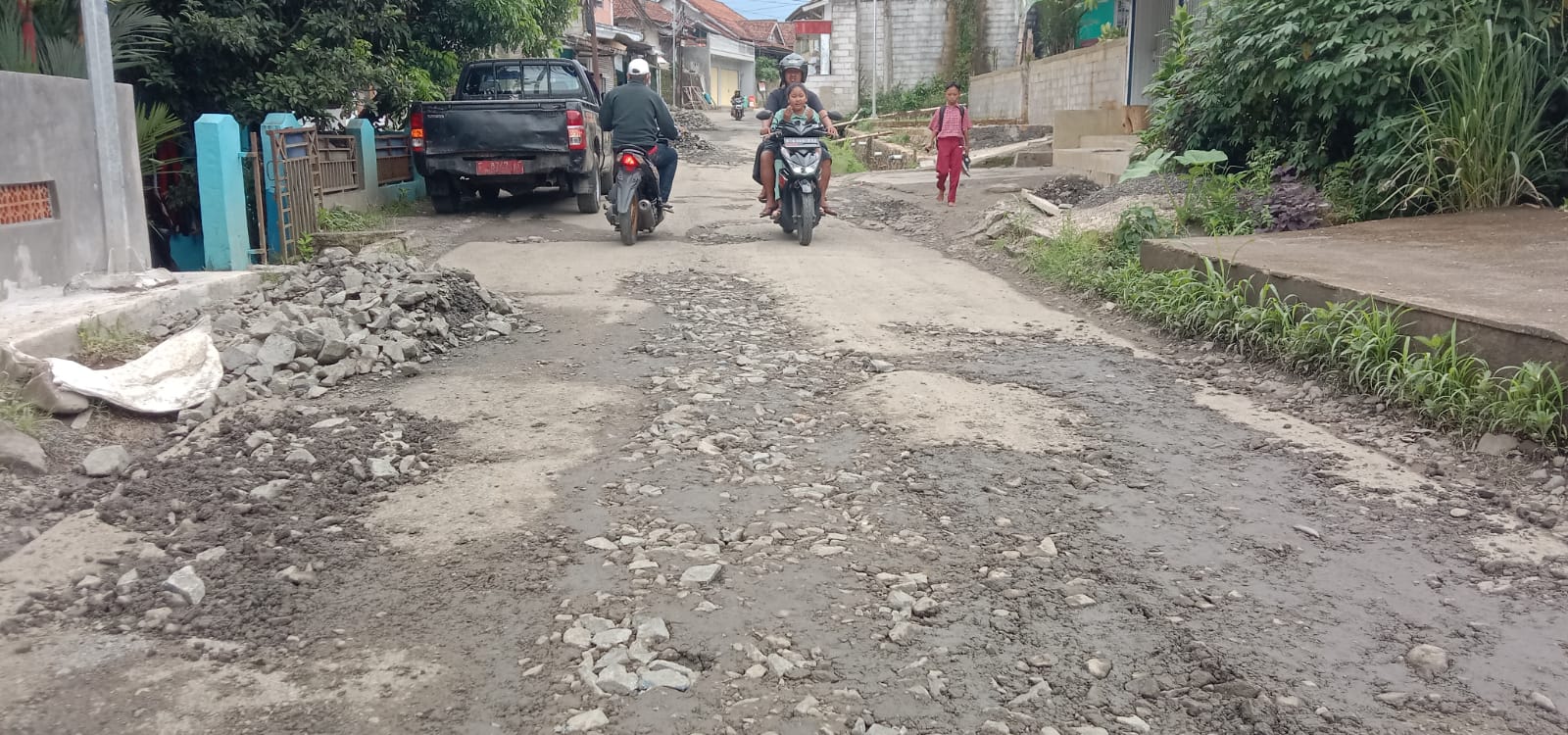 Usai Viral di Medsos, UPT Jajem Ciampea Mulai Tambal Jalan Abdul Fatah