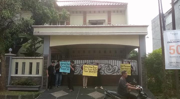 Tuntut Surat Rekomendasi, Puluhan Pegawai Bimbel di Cimanggu City Datangi Rumah Ketua RT