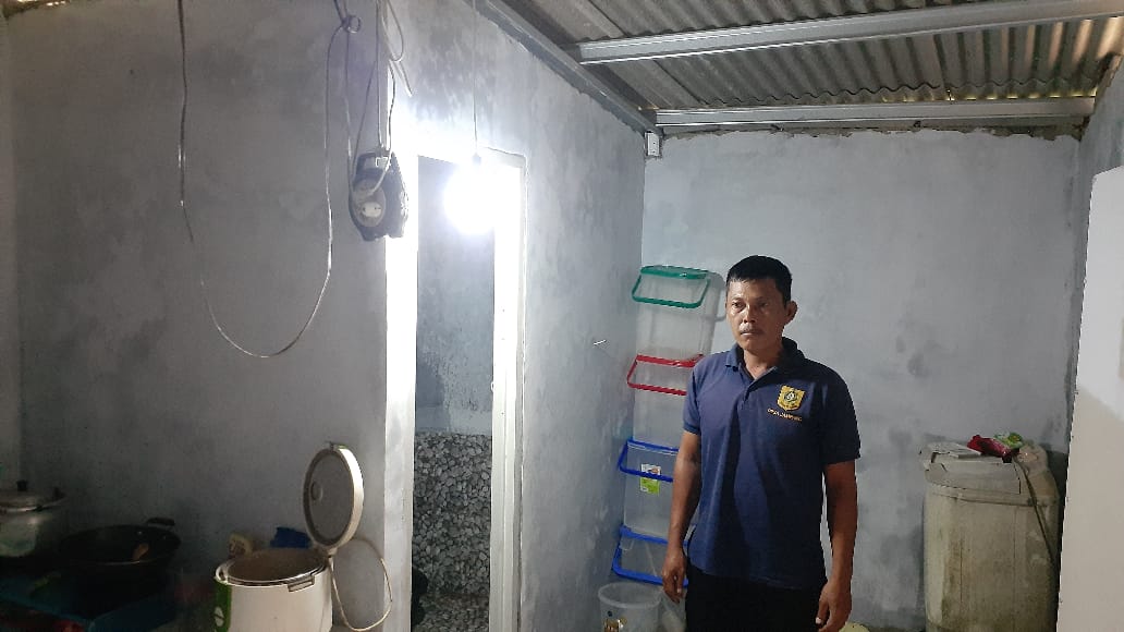 Keluarga Ibu Nari Sumringah, Kamar Mandi Sehatnya Rampung Dibangun