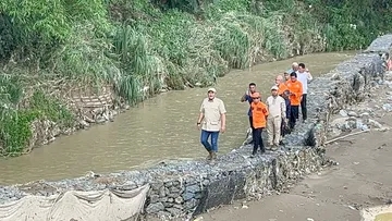 Telusuri Penyebab Banjir, Bupati Rudy Susmanto Susuri Sungai di Cijayanti